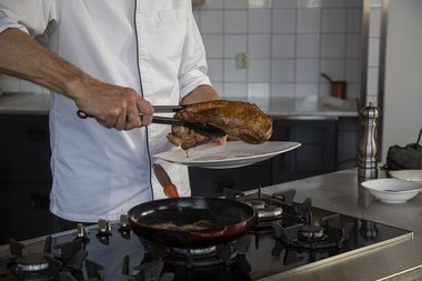 Leg de kalfssukade op een bord.