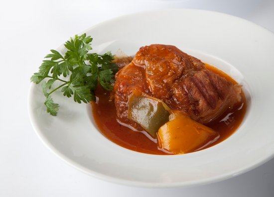 Kalfsvleesrecept BBQ recept ossobuco met zoete ui, paprika, wortel en tijm