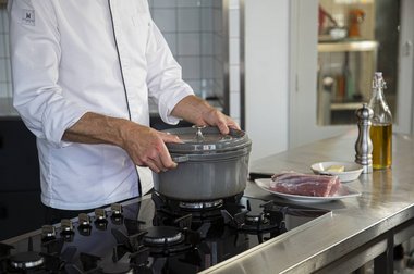 Pak een braadpan voor het kalfsvlees
