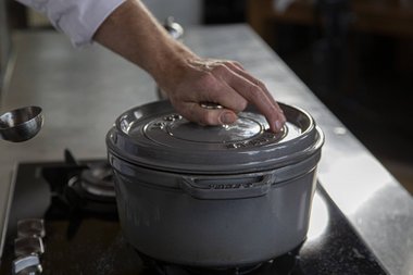 Zet op laag vuur met de deksel op de pan