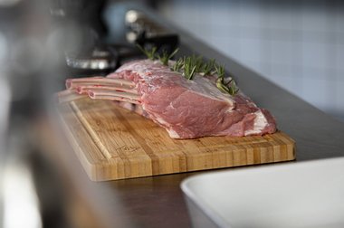 Frenched rack met verse kruiden en knoflook.