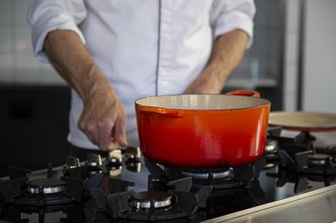 Zet de pan op het vuur en laat de pan heet worden.