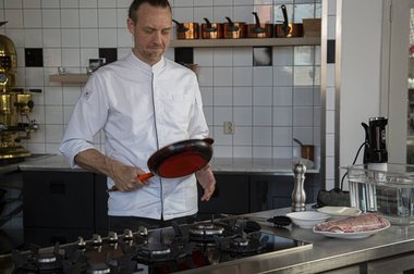 Pak een bakpan voor het kalfsvlees.