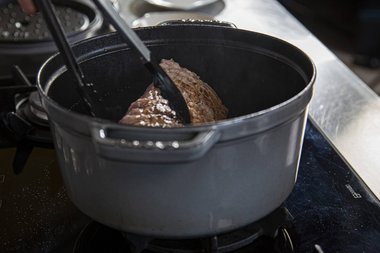 Kalfsvlees om en om aanbraden.