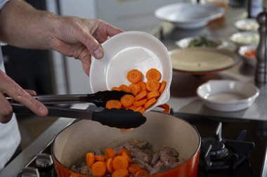 Voeg de groenten en kruiden toe in de pan