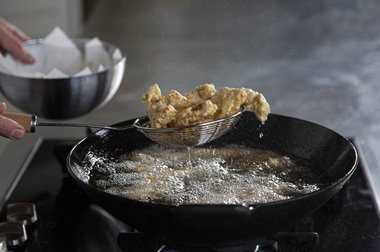 Laat het kalfsvlees uitlekken op keukenpapier.