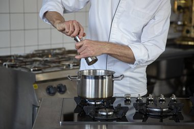 Breng het kalfsvlees op smaak met kruiden/specerijen.