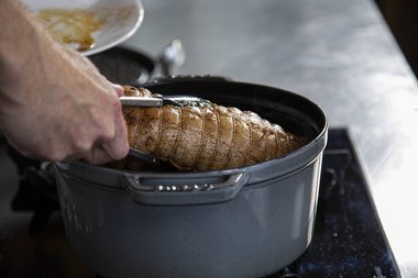 Doe de kalfsrollade terug in de braadpan.