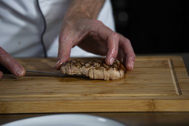 Snij de kalfsentrecote in plakjes