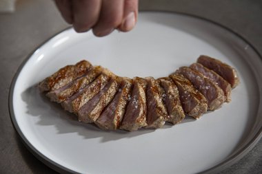 Kalfsvlees naar smaak kruiden