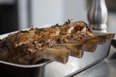 Leg de Frenched Rack in een ovenschaal.