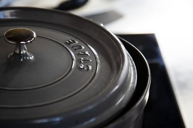 Doe de deksel op de pan, maar laat een stukje open