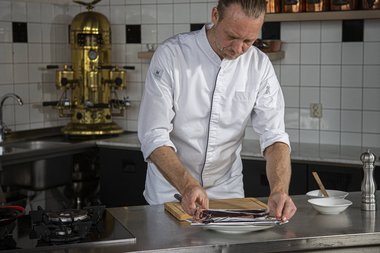 Kalfsentrecote laten rusten onder aluminiumfolie