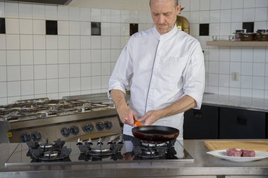 Pak een bakpan voor het kalfsvlees