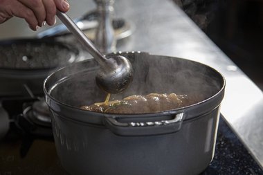 Zeef de smoorvocht als basis voor de jus.