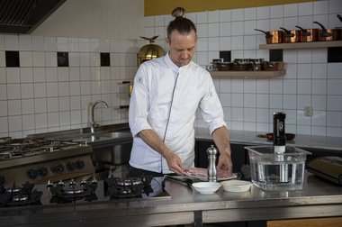 Haal het kalfsvlees uit de koelkast.