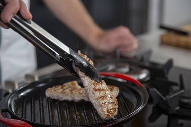 Kalfsvlees omdraaien om tot medium gebakken.