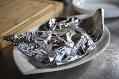 Laat het kalfsvlees rusten onder het aluminium folie