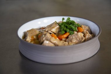 Geniet van het kalfs stoofvlees, eet smakelijk!