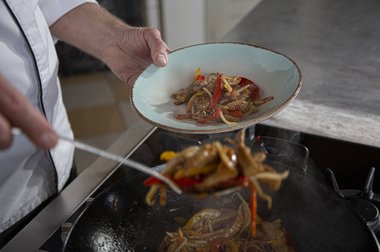 Schep de kalfsvleesreepjes uit de pan