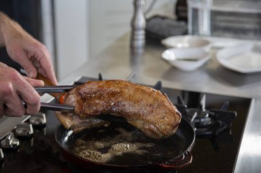 Haal het kalfsvlees uit de pan.