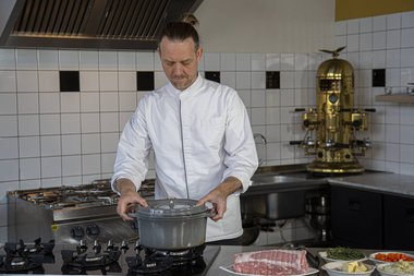 Pak een braadpan voor het kalfsvlees.