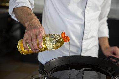 Doe circa anderhalve liter zonnebloemolie in de pan.