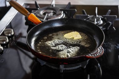 Laat de boter uitbruisen in de pan.